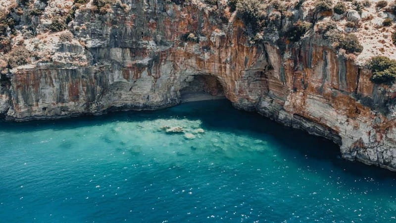Antalya: 2-hourYachtTour toLowerDudenFalls with audioİnfo - Pirate caves and small waterfalls: the in-between scenery