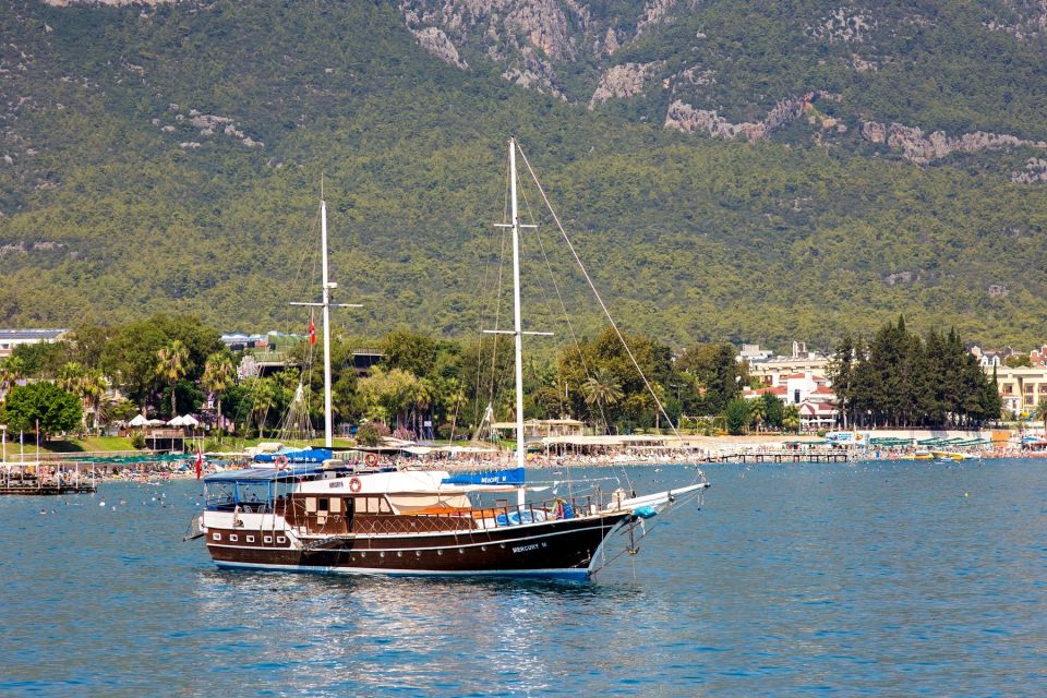 Relaxing Boat Trip with Lunch and Drinks - Lunch on board: simple, filling, and actually convenient